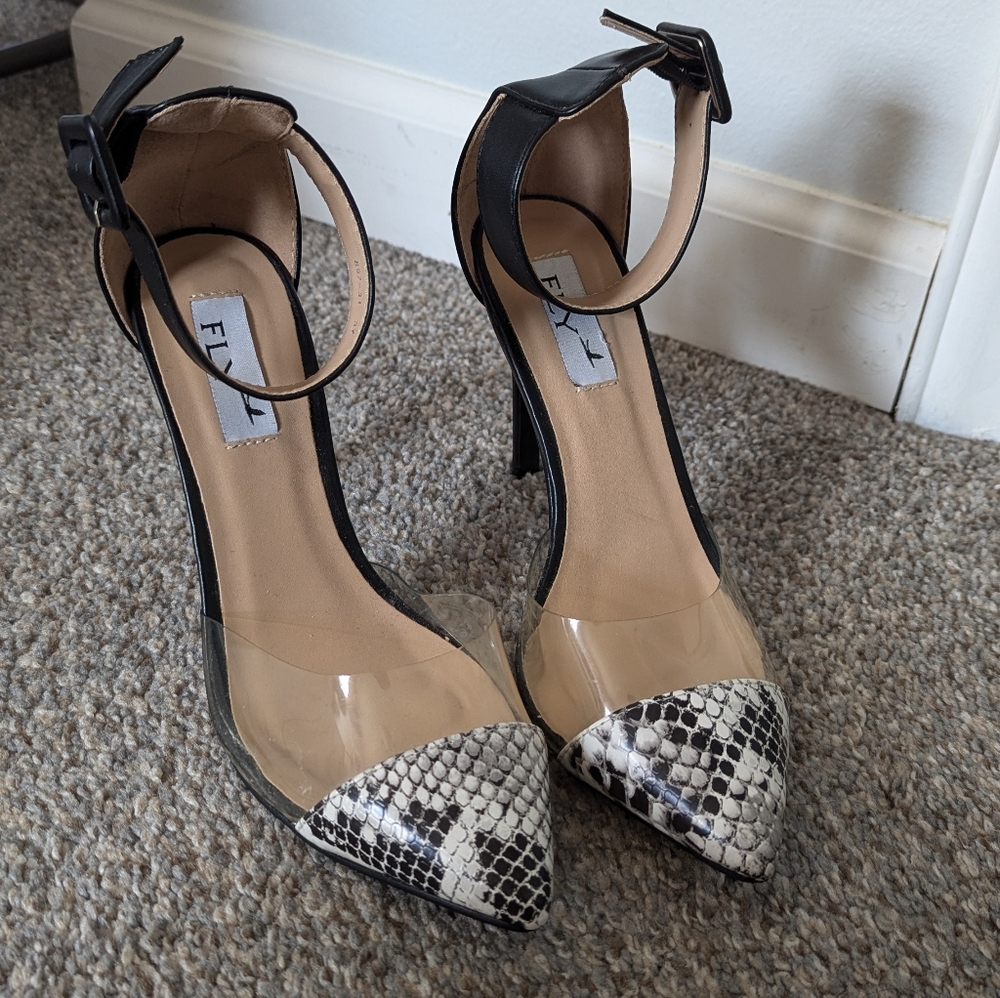 Black and grey Leather pointy toe heel